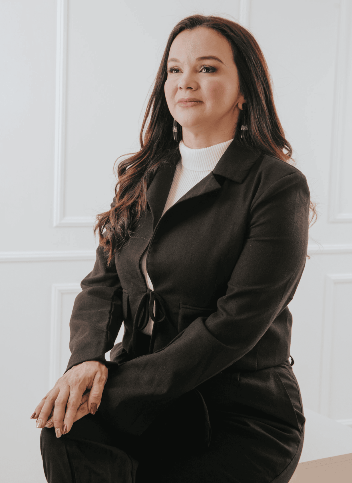 Andreia sentada, em retrato profissional